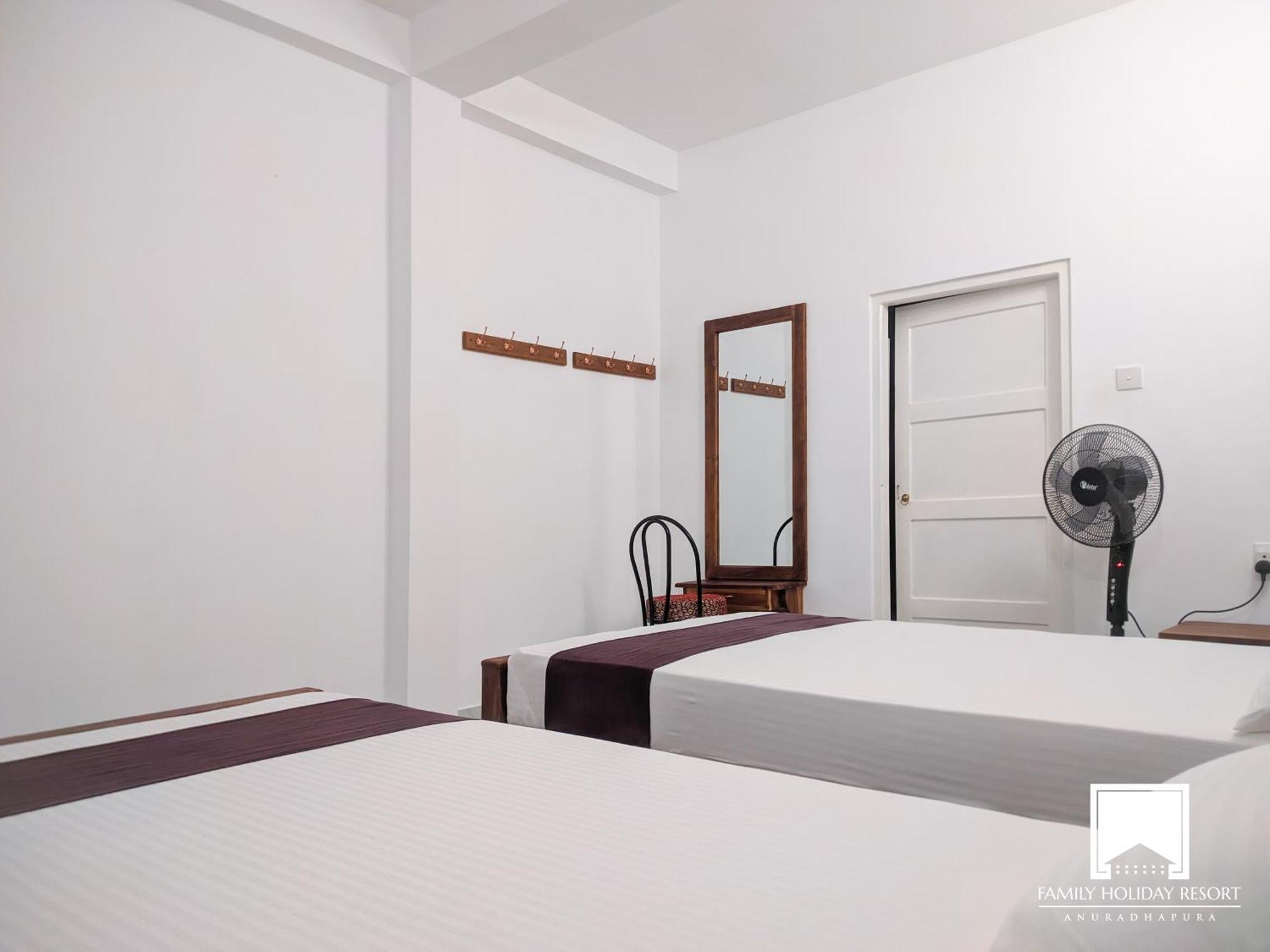 Family Holiday Resort 阿努拉德普勒 外观 照片